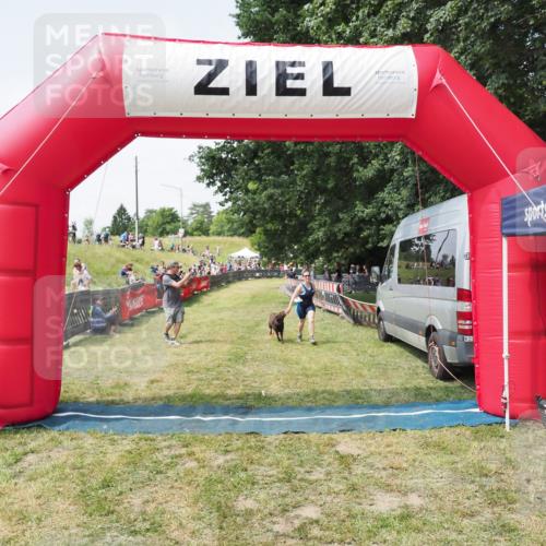 21.06.2025 - 27. Vierlanden-Triathlon MichiJ http://msf.ph/oto/8023955 15.06.2026 11:50:15 Ziel 485 meine-sportfotos.de