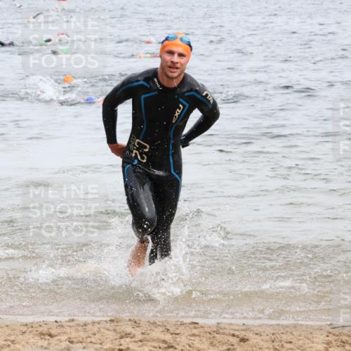 15.06.2025 - 27. Vierlanden-Triathlon Lena Gebhardt http://msf.ph/oto/8023956 15.06.2025 10:54:37 Schwimmen 695, 713, 715, 749 meine-sportfotos.de