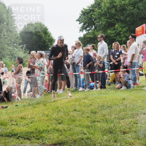 15.06.2025 - 27. Vierlanden-Triathlon KatJ http://msf.ph/oto/8023960 15.06.2025 10:57:15 Schwimmen 692 meine-sportfotos.de