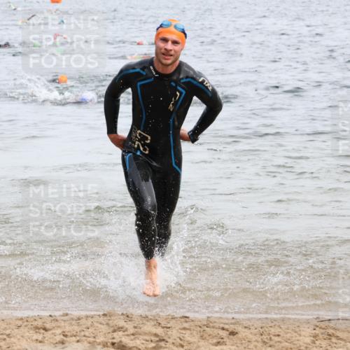 15.06.2025 - 27. Vierlanden-Triathlon Lena Gebhardt http://msf.ph/oto/8023962 15.06.2025 10:54:37 Schwimmen 695, 713, 715, 749 meine-sportfotos.de
