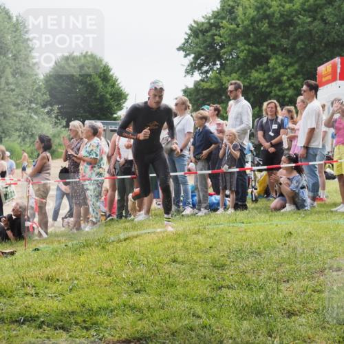 15.06.2025 - 27. Vierlanden-Triathlon KatJ http://msf.ph/oto/8023966 15.06.2025 10:57:15 Schwimmen 692 meine-sportfotos.de