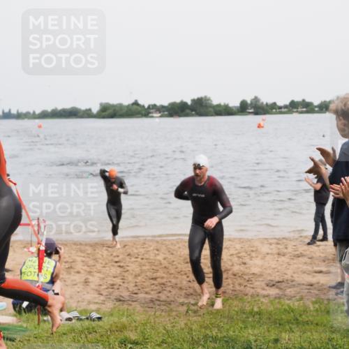 21.06.2025 - 27. Vierlanden-Triathlon MichiJ http://msf.ph/oto/8023976 15.06.2026 10:55:01 Schwimmen 677, 735, 744, 761 meine-sportfotos.de