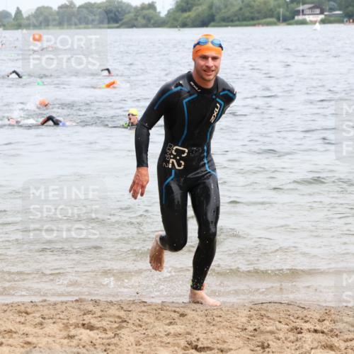 15.06.2025 - 27. Vierlanden-Triathlon Lena Gebhardt http://msf.ph/oto/8023978 15.06.2025 10:54:37 Schwimmen 695, 713, 715, 749 meine-sportfotos.de