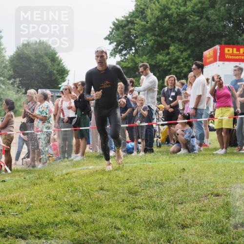 15.06.2025 - 27. Vierlanden-Triathlon KatJ http://msf.ph/oto/8023983 15.06.2025 10:57:16 Schwimmen 692, 697 meine-sportfotos.de