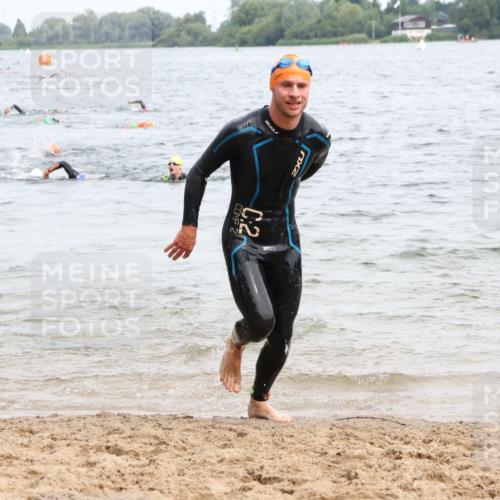 15.06.2025 - 27. Vierlanden-Triathlon Lena Gebhardt http://msf.ph/oto/8023989 15.06.2025 10:54:38 Schwimmen 695, 713, 715, 749 meine-sportfotos.de
