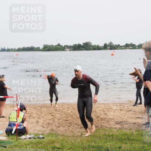 21.06.2025 - 27. Vierlanden-Triathlon MichiJ http://msf.ph/oto/8023992 15.06.2026 10:55:01 Schwimmen 677, 735, 744, 761 meine-sportfotos.de