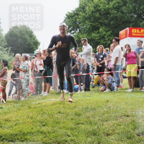 15.06.2025 - 27. Vierlanden-Triathlon KatJ http://msf.ph/oto/8023994 15.06.2025 10:57:16 Schwimmen 692, 697 meine-sportfotos.de