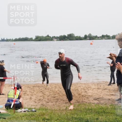 21.06.2025 - 27. Vierlanden-Triathlon MichiJ http://msf.ph/oto/8024000 15.06.2026 10:55:01 Schwimmen 677, 735, 744, 761 meine-sportfotos.de