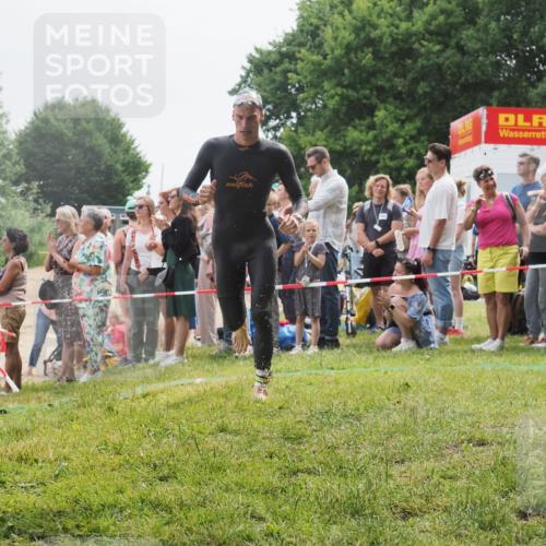 15.06.2025 - 27. Vierlanden-Triathlon KatJ http://msf.ph/oto/8024002 15.06.2025 10:57:16 Schwimmen 692, 697 meine-sportfotos.de