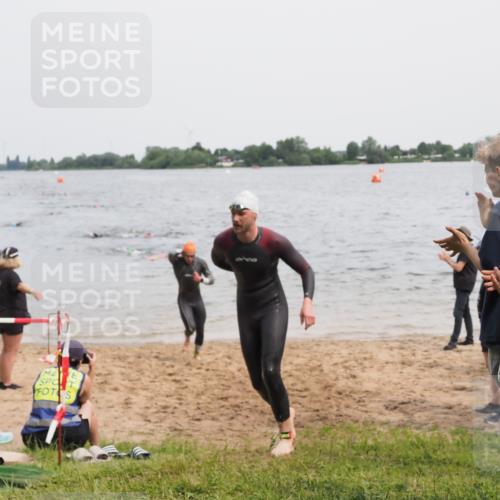 21.06.2025 - 27. Vierlanden-Triathlon MichiJ http://msf.ph/oto/8024003 15.06.2026 10:55:01 Schwimmen 677, 735, 744, 761 meine-sportfotos.de