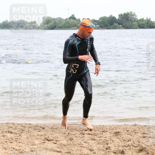 15.06.2025 - 27. Vierlanden-Triathlon Lena Gebhardt http://msf.ph/oto/8024005 15.06.2025 10:54:38 Schwimmen 695, 713, 715, 749 meine-sportfotos.de