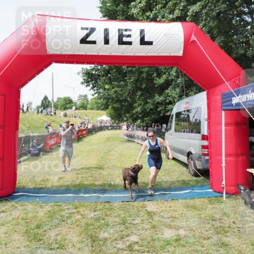 21.06.2025 - 27. Vierlanden-Triathlon MichiJ http://msf.ph/oto/8024017 15.06.2026 11:50:16 Ziel 485 meine-sportfotos.de
