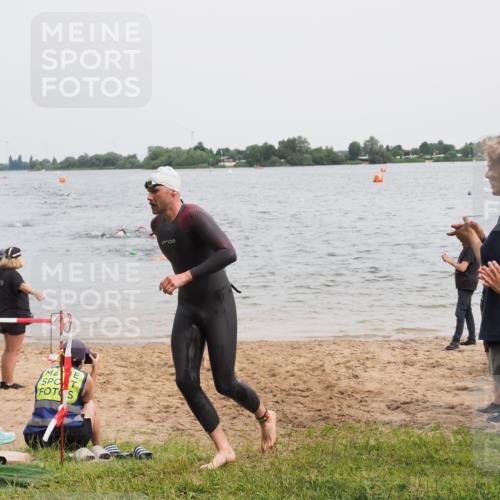 21.06.2025 - 27. Vierlanden-Triathlon MichiJ http://msf.ph/oto/8024018 15.06.2026 10:55:01 Schwimmen 677, 735, 744, 761 meine-sportfotos.de