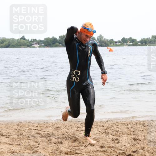 15.06.2025 - 27. Vierlanden-Triathlon Lena Gebhardt http://msf.ph/oto/8024025 15.06.2025 10:54:39 Schwimmen 695, 713, 715, 749 meine-sportfotos.de