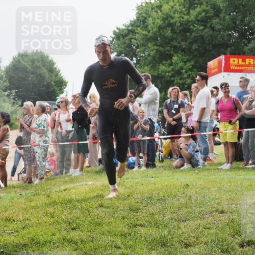 15.06.2025 - 27. Vierlanden-Triathlon KatJ http://msf.ph/oto/8024031 15.06.2025 10:57:16 Schwimmen 692, 697 meine-sportfotos.de