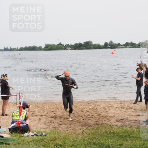 21.06.2025 - 27. Vierlanden-Triathlon MichiJ http://msf.ph/oto/8024032 15.06.2026 10:55:02 Schwimmen 677, 735, 744, 761 meine-sportfotos.de