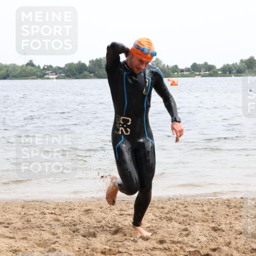 15.06.2025 - 27. Vierlanden-Triathlon Lena Gebhardt http://msf.ph/oto/8024037 15.06.2025 10:54:39 Schwimmen 695, 713, 715, 749 meine-sportfotos.de