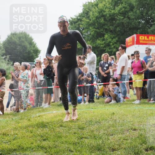 15.06.2025 - 27. Vierlanden-Triathlon KatJ http://msf.ph/oto/8024041 15.06.2025 10:57:17 Schwimmen 692, 697 meine-sportfotos.de