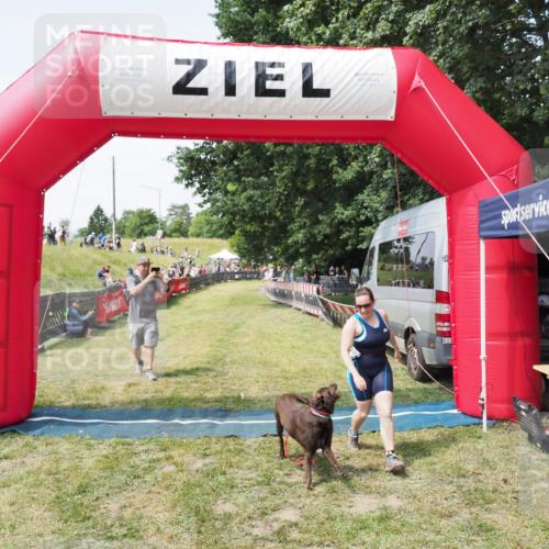 21.06.2025 - 27. Vierlanden-Triathlon MichiJ http://msf.ph/oto/8024044 15.06.2026 11:50:17 Ziel 485 meine-sportfotos.de