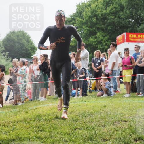 15.06.2025 - 27. Vierlanden-Triathlon KatJ http://msf.ph/oto/8024050 15.06.2025 10:57:17 Schwimmen 692, 697 meine-sportfotos.de