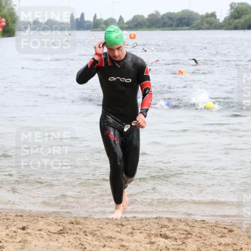 15.06.2025 - 27. Vierlanden-Triathlon Lena Gebhardt http://msf.ph/oto/8024062 15.06.2025 10:54:42 Schwimmen 695, 713, 715, 749 meine-sportfotos.de
