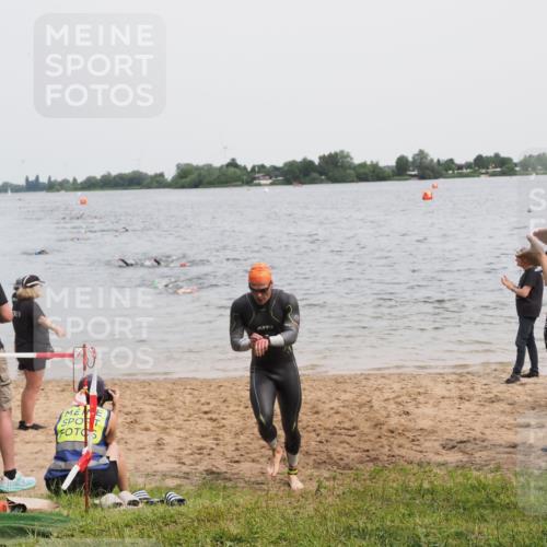21.06.2025 - 27. Vierlanden-Triathlon MichiJ http://msf.ph/oto/8024068 15.06.2026 10:55:03 Schwimmen 677, 735, 744, 761 meine-sportfotos.de