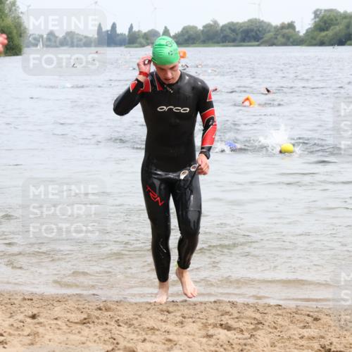 15.06.2025 - 27. Vierlanden-Triathlon Lena Gebhardt http://msf.ph/oto/8024071 15.06.2025 10:54:42 Schwimmen 695, 713, 715, 749 meine-sportfotos.de