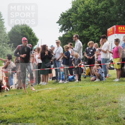 15.06.2025 - 27. Vierlanden-Triathlon KatJ http://msf.ph/oto/8024072 15.06.2025 10:57:23 Schwimmen 692, 697 meine-sportfotos.de