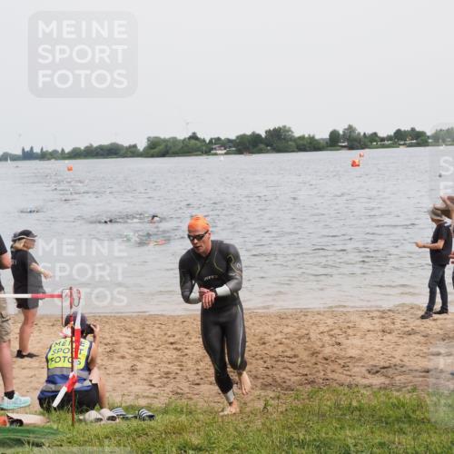 21.06.2025 - 27. Vierlanden-Triathlon MichiJ http://msf.ph/oto/8024077 15.06.2026 10:55:03 Schwimmen 677, 735, 744, 761 meine-sportfotos.de
