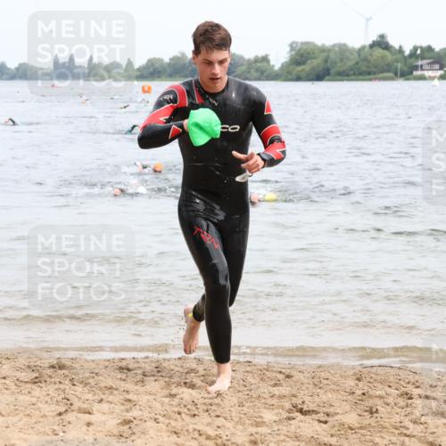 15.06.2025 - 27. Vierlanden-Triathlon Lena Gebhardt http://msf.ph/oto/8024080 15.06.2025 10:54:42 Schwimmen 695, 713, 715, 749 meine-sportfotos.de