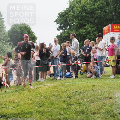 15.06.2025 - 27. Vierlanden-Triathlon KatJ http://msf.ph/oto/8024081 15.06.2025 10:57:23 Schwimmen 692, 697 meine-sportfotos.de