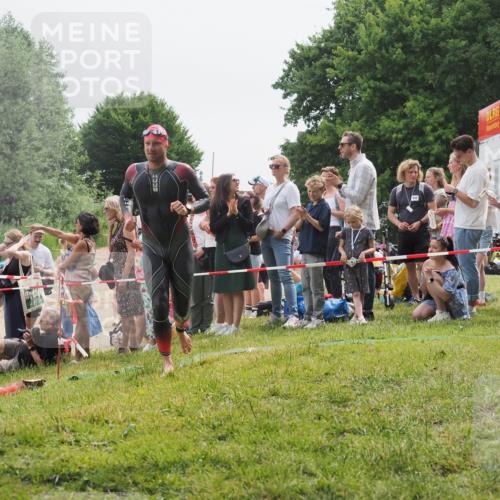 15.06.2025 - 27. Vierlanden-Triathlon KatJ http://msf.ph/oto/8024090 15.06.2025 10:57:24 Schwimmen 692, 697 meine-sportfotos.de