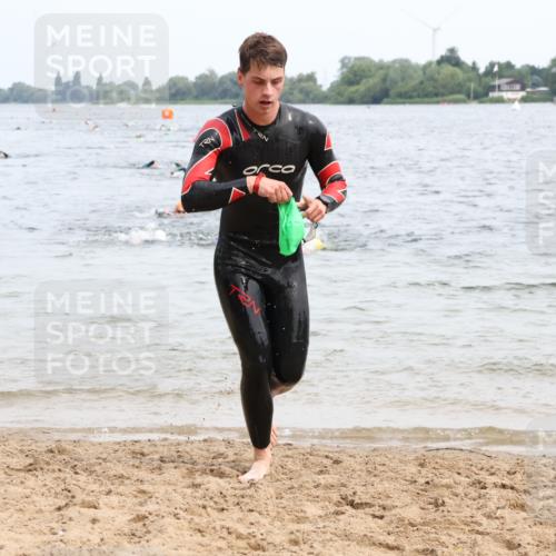 15.06.2025 - 27. Vierlanden-Triathlon Lena Gebhardt http://msf.ph/oto/8024092 15.06.2025 10:54:42 Schwimmen 695, 713, 715, 749 meine-sportfotos.de