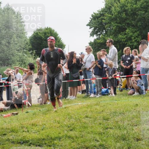 15.06.2025 - 27. Vierlanden-Triathlon KatJ http://msf.ph/oto/8024101 15.06.2025 10:57:24 Schwimmen 692, 697 meine-sportfotos.de