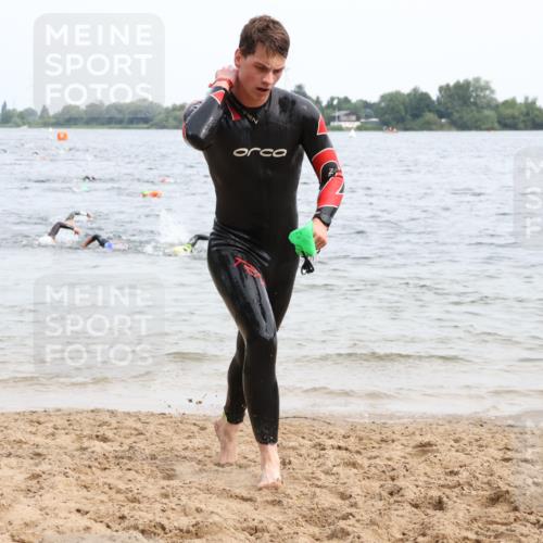 15.06.2025 - 27. Vierlanden-Triathlon Lena Gebhardt http://msf.ph/oto/8024103 15.06.2025 10:54:43 Schwimmen 695, 713, 715, 749 meine-sportfotos.de