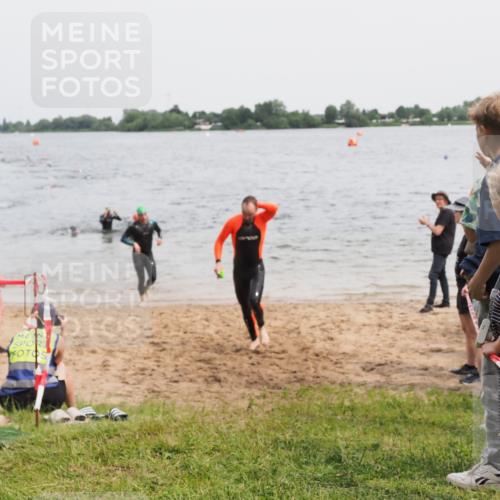 21.06.2025 - 27. Vierlanden-Triathlon MichiJ http://msf.ph/oto/8024108 15.06.2026 10:55:17 Schwimmen 661, 725 meine-sportfotos.de