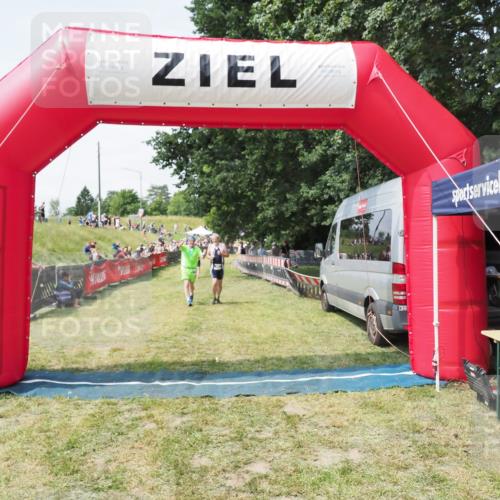 21.06.2025 - 27. Vierlanden-Triathlon MichiJ http://msf.ph/oto/8024112 15.06.2026 11:51:02 Ziel 387 meine-sportfotos.de