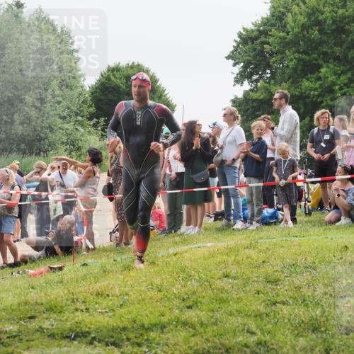 15.06.2025 - 27. Vierlanden-Triathlon KatJ http://msf.ph/oto/8024121 15.06.2025 10:57:24 Schwimmen 692, 697 meine-sportfotos.de