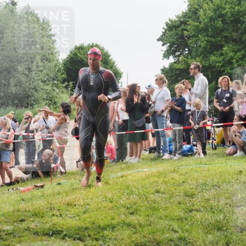 15.06.2025 - 27. Vierlanden-Triathlon KatJ http://msf.ph/oto/8024132 15.06.2025 10:57:24 Schwimmen 692, 697 meine-sportfotos.de