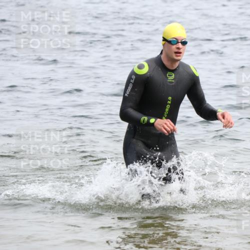 15.06.2025 - 27. Vierlanden-Triathlon Lena Gebhardt http://msf.ph/oto/8024134 15.06.2025 10:54:49 Schwimmen 677, 713, 744, 761 meine-sportfotos.de