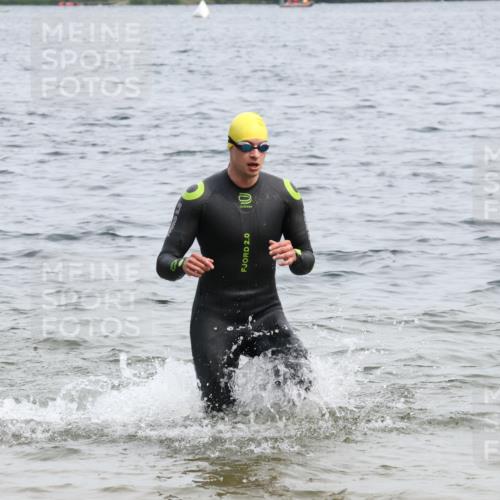 15.06.2025 - 27. Vierlanden-Triathlon Lena Gebhardt http://msf.ph/oto/8024136 15.06.2025 10:54:50 Schwimmen 677, 713, 744, 761 meine-sportfotos.de