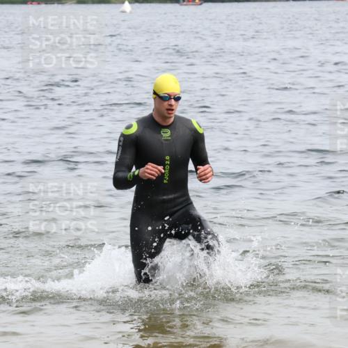 15.06.2025 - 27. Vierlanden-Triathlon Lena Gebhardt http://msf.ph/oto/8024140 15.06.2025 10:54:50 Schwimmen 677, 713, 744, 761 meine-sportfotos.de