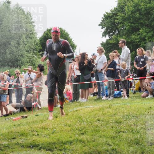 15.06.2025 - 27. Vierlanden-Triathlon KatJ http://msf.ph/oto/8024143 15.06.2025 10:57:24 Schwimmen 692, 697 meine-sportfotos.de