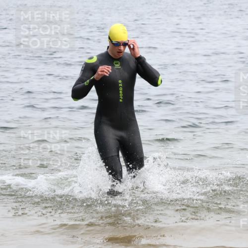 15.06.2025 - 27. Vierlanden-Triathlon Lena Gebhardt http://msf.ph/oto/8024146 15.06.2025 10:54:51 Schwimmen 677, 713, 735, 744, 761 meine-sportfotos.de