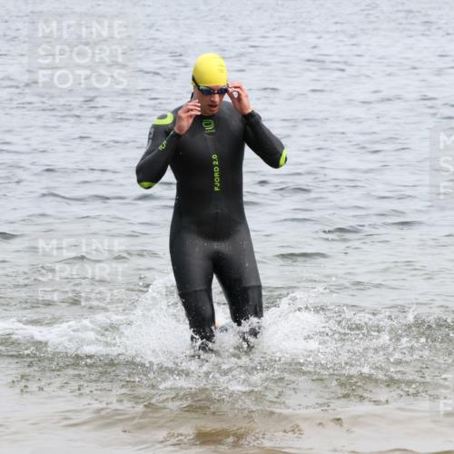 15.06.2025 - 27. Vierlanden-Triathlon Lena Gebhardt http://msf.ph/oto/8024149 15.06.2025 10:54:51 Schwimmen 677, 713, 735, 744, 761 meine-sportfotos.de