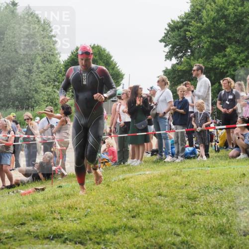 15.06.2025 - 27. Vierlanden-Triathlon KatJ http://msf.ph/oto/8024152 15.06.2025 10:57:24 Schwimmen 692, 697 meine-sportfotos.de