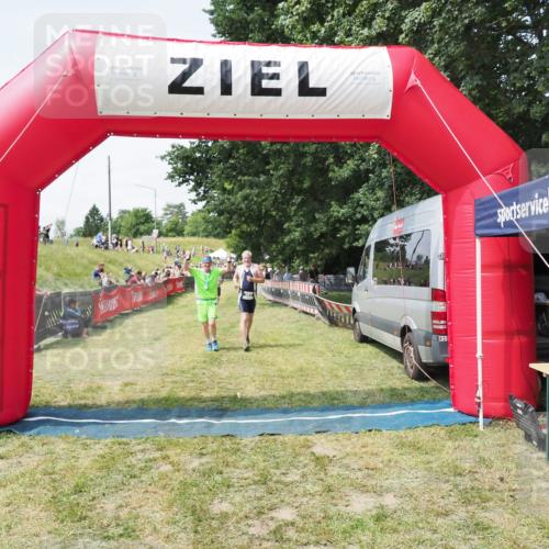 21.06.2025 - 27. Vierlanden-Triathlon MichiJ http://msf.ph/oto/8024153 15.06.2026 11:51:03 Ziel 387 meine-sportfotos.de