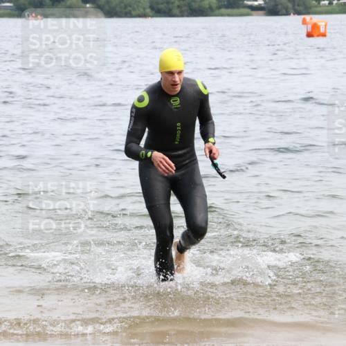 15.06.2025 - 27. Vierlanden-Triathlon Lena Gebhardt http://msf.ph/oto/8024154 15.06.2025 10:54:52 Schwimmen 677, 713, 735, 744, 761 meine-sportfotos.de