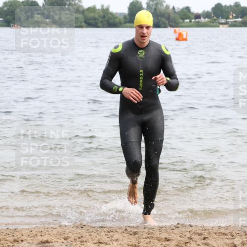 15.06.2025 - 27. Vierlanden-Triathlon Lena Gebhardt http://msf.ph/oto/8024161 15.06.2025 10:54:53 Schwimmen 677, 713, 735, 744, 761 meine-sportfotos.de