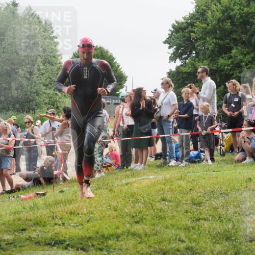 15.06.2025 - 27. Vierlanden-Triathlon KatJ http://msf.ph/oto/8024163 15.06.2025 10:57:25 Schwimmen 692, 697 meine-sportfotos.de